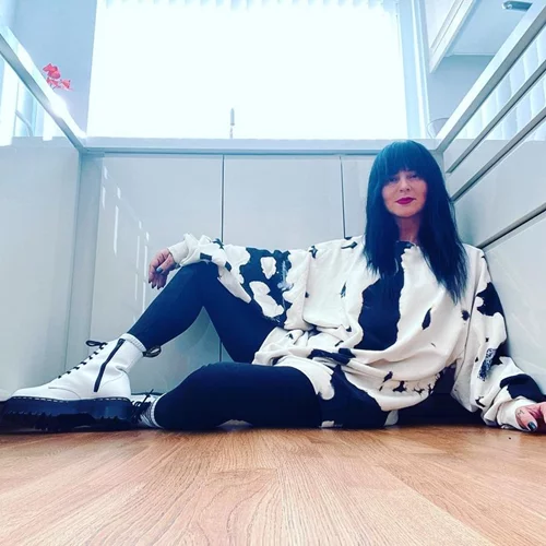 H Ζενεβιέβ Μαζαρί είναι η στιλιστική έμπνευση που χρειάζεσαι τώρα | Όλα τα loungewear σύνολά της κατά τη διάρκεια της καραντίνας