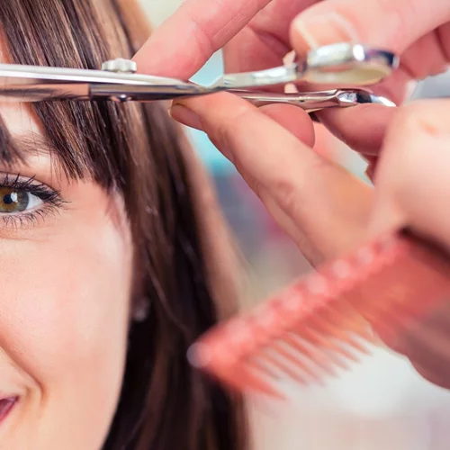 Πώς να κόψω τις αφέλειες μόνη μου σπίτι; 'Εχουμε τη λύση!