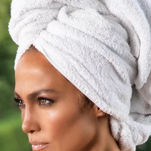 How to | Το λαμπερό μακιγιάζ που κρύβει έως και 10 χρόνια