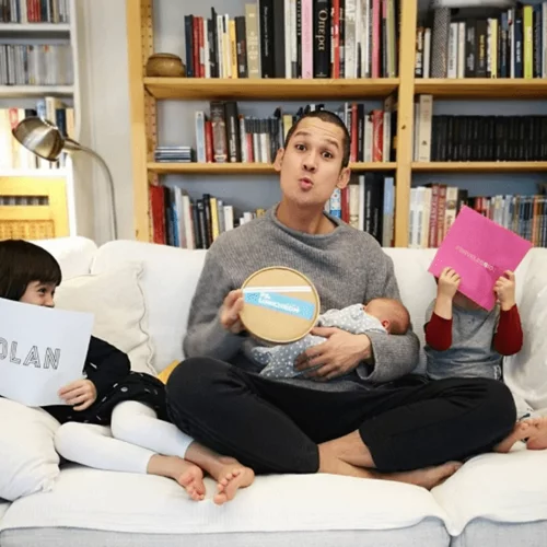 Σωτήρης Κοντιζάς | Ποζάρει με τα τρία παιδιά του στο σαλόνι του σπιτιού τους