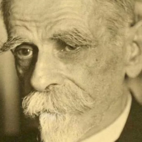 Mία μοναδικά σπάνια φωτογραφία του Κωστή Παλαμά | Δεκαετία '30 μπροστά στο βιβλιοπωλείο Κάουφμαν