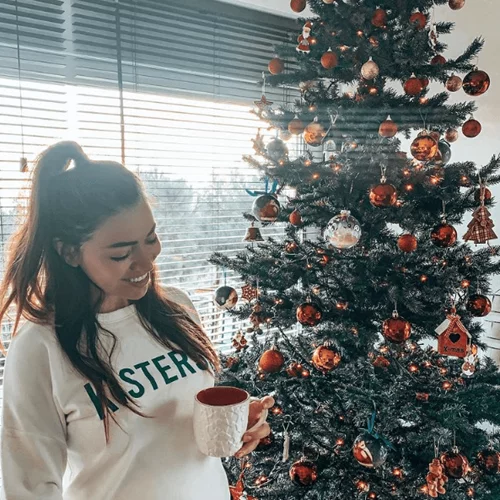 Όλγα Φαρμάκη | Ποζάρει δίπλα στο χριστουγεννιάτικο δέντρο λίγο πριν γεννήσει