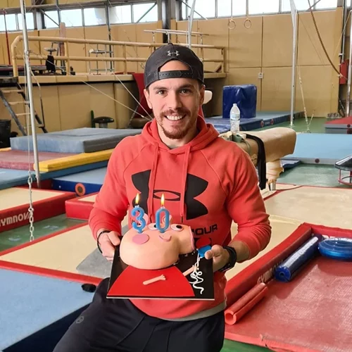 Λευτέρης Πετρούνιας | Γιόρτασε τα 30 του χρόνια με μια εντυπωσιακή τούρτα