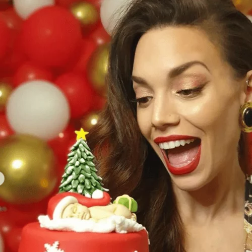 Baby shower σε καραντίνα | Η Κρυσταλλία Ρήγα ποζάρει με την πιο ιδιαίτερη τούρτα λίγο πριν γίνει μαμά για πρώτη φορά