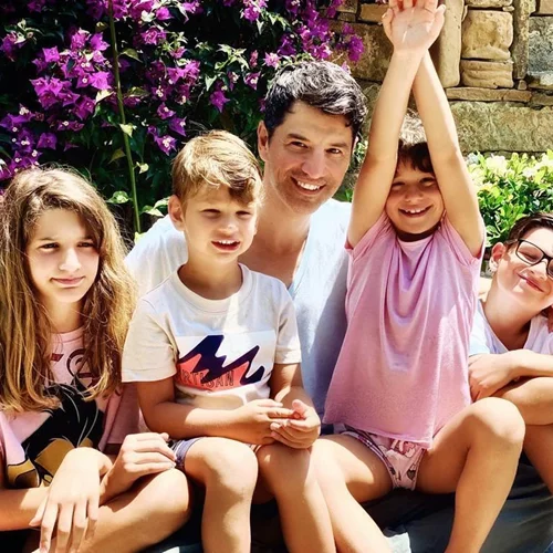 Η οικογένεια Ρουβά ξεμουδιάζει χορεύοντας στην κουζίνα της