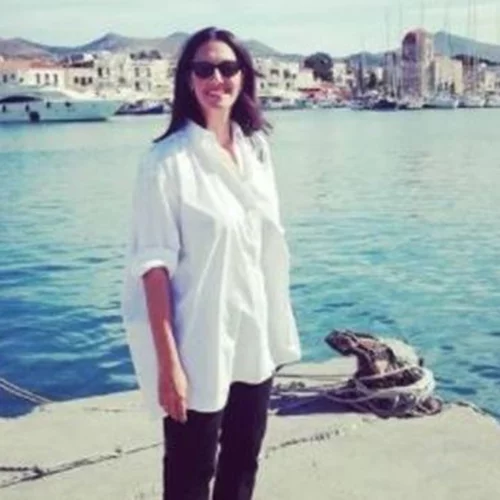 Η Νόνη Δούνια αλλάζει μόνη της το λάστιχο στο αυτοκίνητο