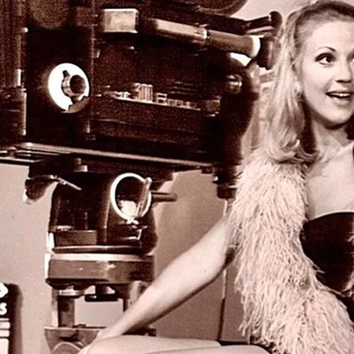 Το 1967 η Ζωή Λάσκαρη με το μπικίνι της φωτογραφήθηκε για το εξώφυλλο βελγικού περιοδικού