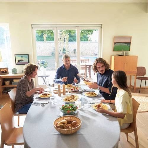 Η συνεργασία της Melissa με τον Στέφανο Τσιτσιπά υμνεί τον θεσμό της οικογενειακής εστίας