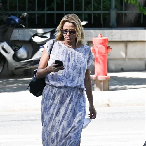 Τζένη Μπαλατσινού | Με αέρινο maxi φόρεμα λίγο πριν γίνει μαμά για τέταρτη φορά