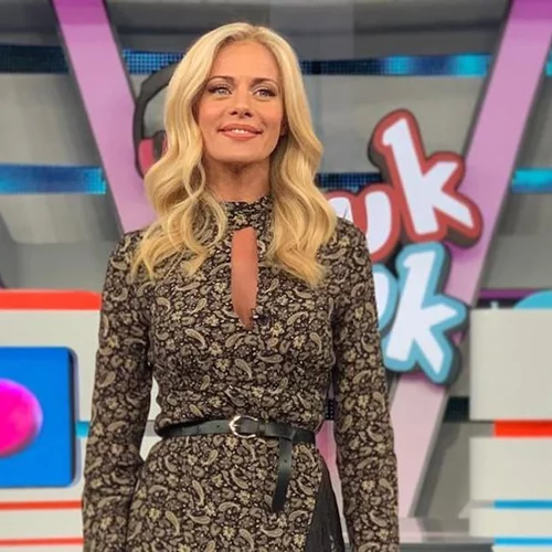 Αυτό το εντυπωσιακό φόρεμα των Zara δείχνει ακριβό αλλά κοστίζει λιγότερο από 50 ευρώ | Το φόρεσε η Zέτα Μακρυπούλια