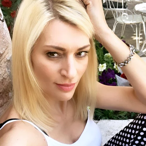 Η Ζέτα Δούκα φωτογραφίζεται με την κατάξανθη κόρη της ενώ κάνουν γυμναστική