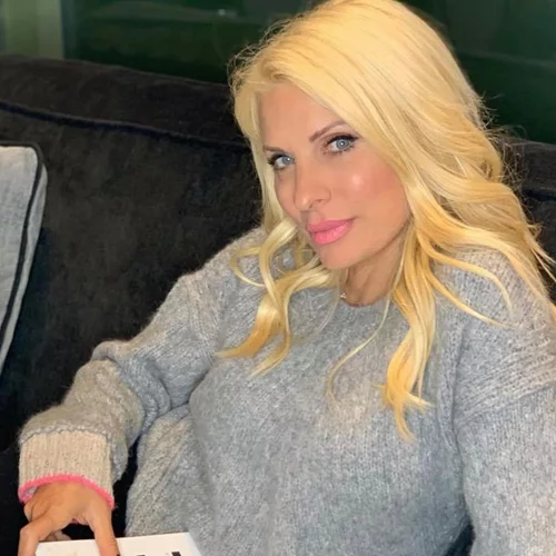 «Ώρα για διάβασμα» | Η νέα φωτογραφία της Ελένης Μενεγάκη από το σπίτι της