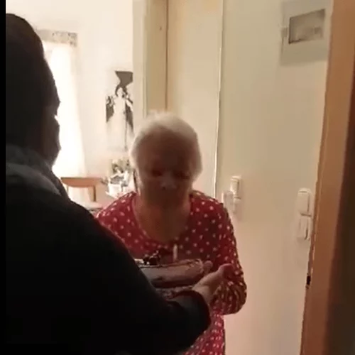 Γενέθλια για τη Μαίρη Λίντα | Η έκπληξη που δέχθηκε στο Γηροκομείο και η συγκίνησή της (vid)