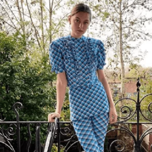 Emma Corrin | Οι 8 εμφανίσεις που αποκαλύπτουν το στιλ της νέας "Πριγκίπισσας Diana"