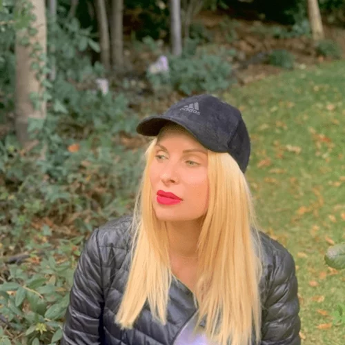 «Ώρα για περπάτημα» | Το casual outfit της Ελένης Μενεγάκη στην πρωινή της βόλτα