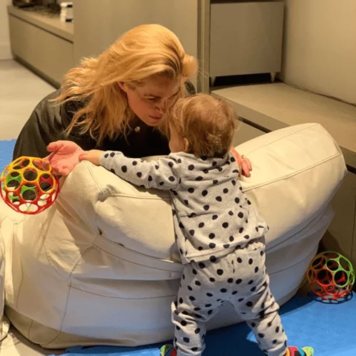 Τζένη Μπότση - Αλέξανδρος Μιχαλάς | Η κόρη τους, Αλίκη, έγινε ενός έτους - Η εντυπωσιακή τούρτα και το τρυφερό μήνυμα της ηθοποιού