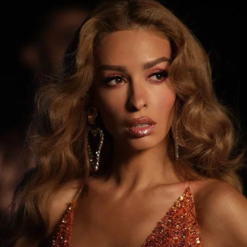 Κοκκινομάλλα με αφέλειες η Ελένη Φουρέιρα