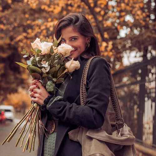 Χριστίνα Μπόμπα | Με πράσινο mini φόρεμα στην πρώτη ολόσωμη φωτογραφία μετά την ανακοίνωση της εγκυμοσύνης