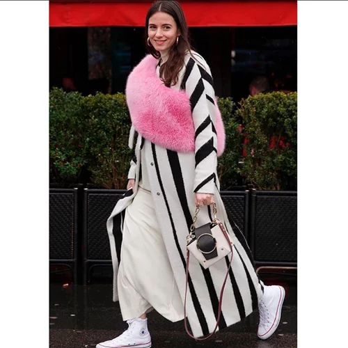 5 glam outfits με sneakers