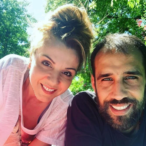 Ματίνα Νικολάου | Φωτογραφίζεται μαζί με τον Βασίλη Πορφυράκη στο στολισμένο σπίτι της