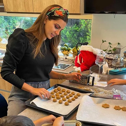 Ζαχαροπλαστική για 4 | Η Σταματίνα Τσιμτσιλή φτιάχνει χριστουγεννιάτικα γλυκά με τα παιδιά της