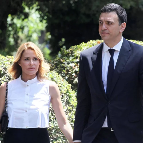 Η Τζένη Μπαλατσινού νονά με εντυπωσιακό σατέν φόρεμα