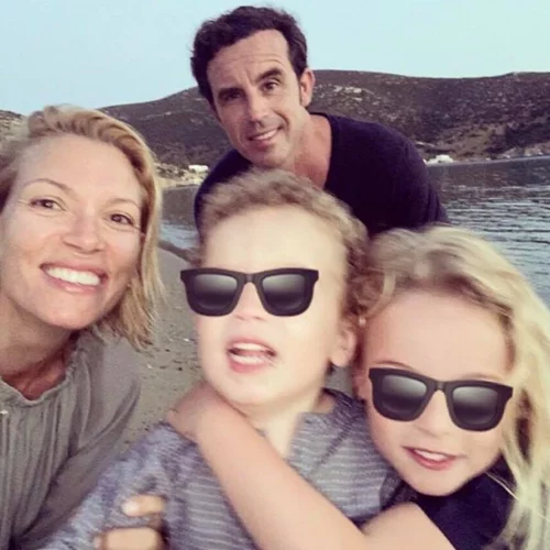 Βίκυ Καγιά - Ηλίας Κρασσάς | Ο χορός των παιδιών τους δίπλα στο χριστουγεννιάτικο δέντρο (vid)