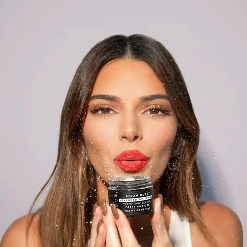 Τα χρώματα και σχέδια που επιλέγουν οι celebrities για τα νύχια τους