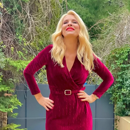 Ελένη Μενεγάκη | Φόρεσε το πιο εντυπωσιακό φόρεμα για τις γιορτές