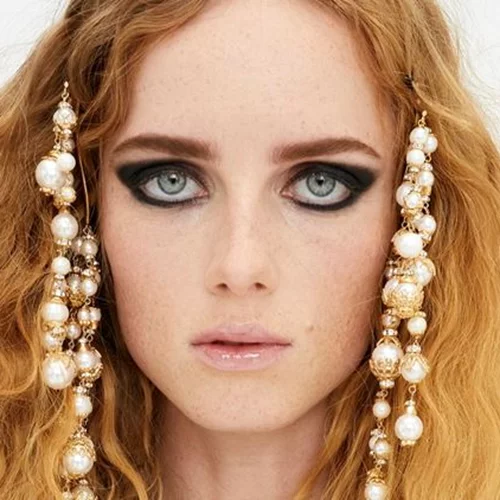 Στο Chanel Métiers d’ Art 2020/21 show είδαμε το μακιγιάζ που θέλουμε να αντιγράψουμε φέτος τα Χριστούγεννα