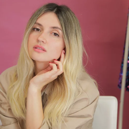 Η Janna Sireac μάς δείχνει πώς να αντιγράψουμε τα αγαπημένα χτενίσματα των fashion girls