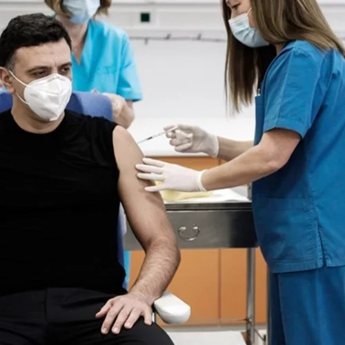 Εμβολιάστηκε και ο υπουργός Υγείας Βασίλης Κικίλιας | Είναι ζήτημα ζωής