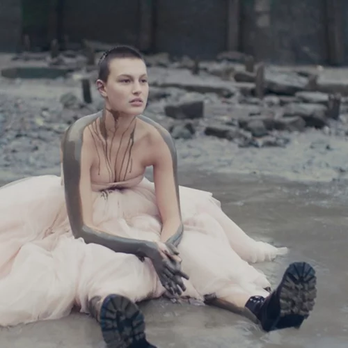 Alexander McQueen | Δες το βίντεο για την παρουσίαση της συλλογής S/S 2021