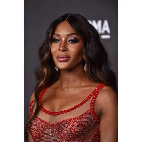 Η Naomi Campbell δωρίζει γεύματα σε νοσοκομεία