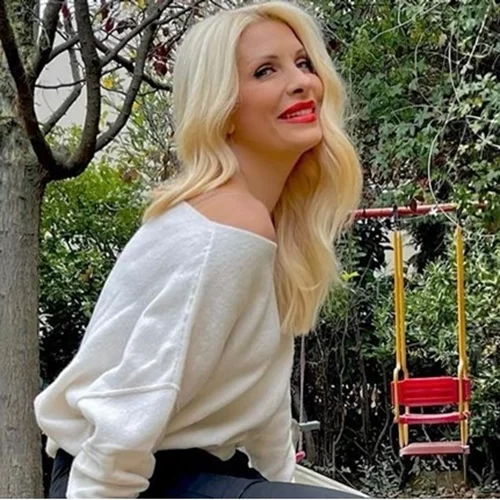 Η Ελένη Μενεγάκη ποζάρει με τον απίθανο σκύλο της