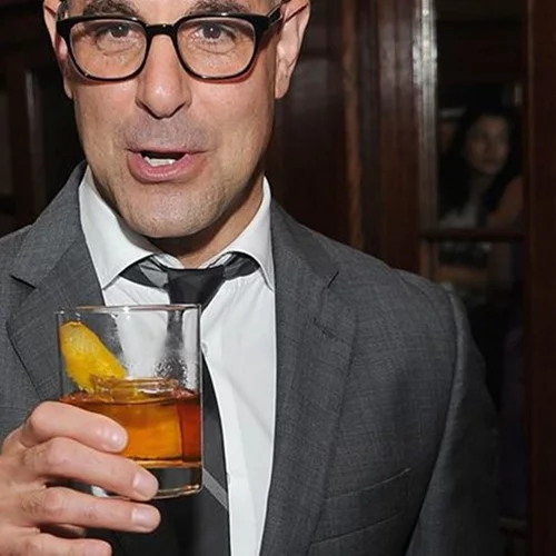 Ο Stanley Tucci φτιάχνει γιορτινά κοκτέιλ με τη βοήθεια των Emily Blunt και John Krasinski