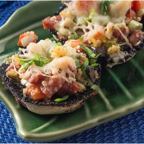 Μανιτάρια γεμιστά με μπέικον και ντομάτες