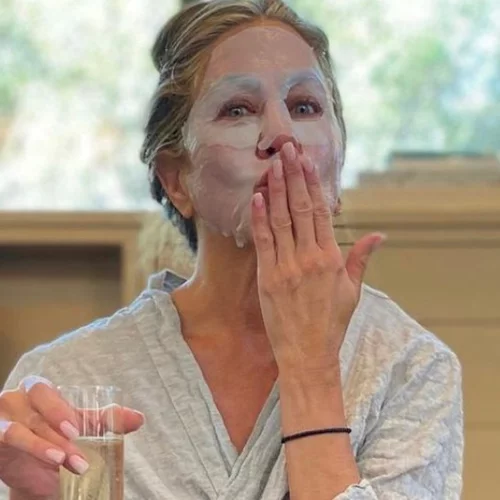 Ακροβατικά στο μπάνιο | Η Jennifer Aniston αποκάλυψε μια αδημοσίευτη φωτογραφία με δυνατό μήνυμα