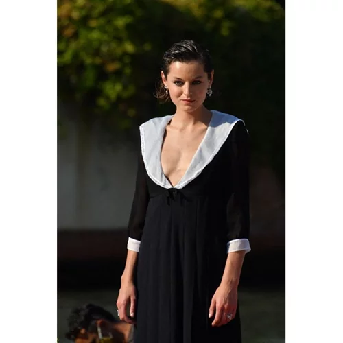 Η Emma Corrin φωτογραφίζεται με τον αγαπημένο της σκύλο