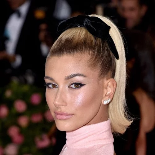 H Hailey Bieber αποκαλύπτει στο Instagram το χρόνιο δερματικό της θέμα