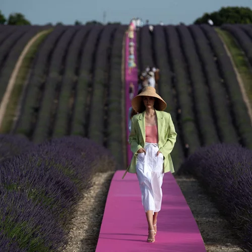 Ο Jacquemus λανσάρει την Χριστουγεννιάτικη Pink Collection