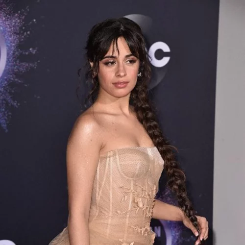Η Camila Cabello φόρεσε το πιο cool αξεσουάρ μαλλιών της σεζόν με τον πιο ευρηματικό τρόπο