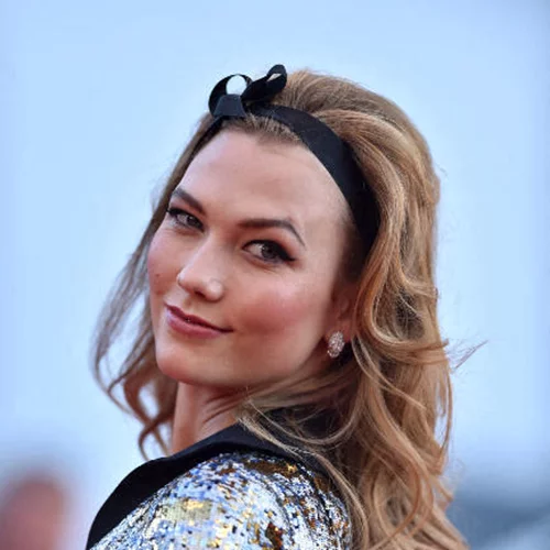 H Karlie Kloss αφήνεται στα χέρια του διάσημου makeup artist Hung Vanngo