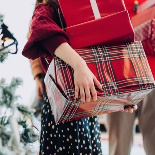 Gifts on a budget: 10 fashion δώρα για τα Χριστούγεννα που κοστίζουν μέχρι 30 €