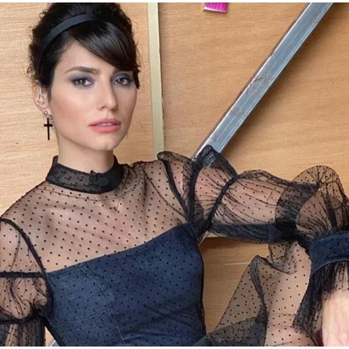 Urban ρομαντισμός | To παραμυθένιο φόρεμα της Ηλιάνας Παπαγεωργίου ταιριάζει τέλεια τα φετινά Χριστούγεννα