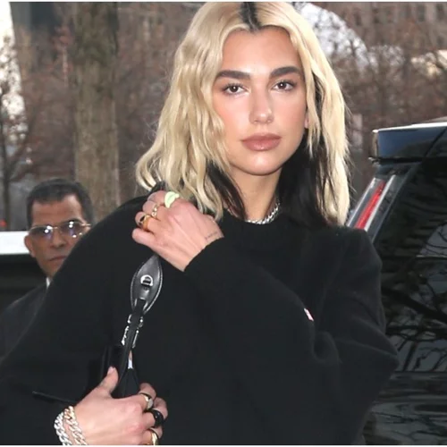 Αυτά είναι τα αγαπημένα sneakers της Dua Lipa