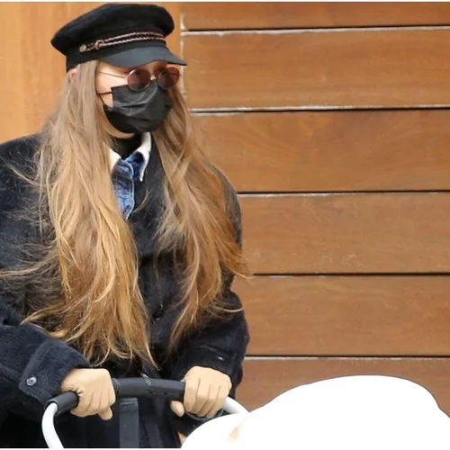 Gigi Hadid | Αναβάθμισε το look της με το πιο hot right now αξεσουάρ