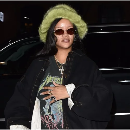 Rihanna | Η εντυπωσιακή εμφάνισή της με τζιν και γούνα στη Νέα Υόρκη