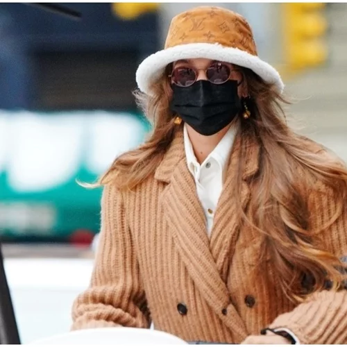 Gigi Hadid | Η εμφάνιση της με το must-have αξεσουάρ του χειμώνα