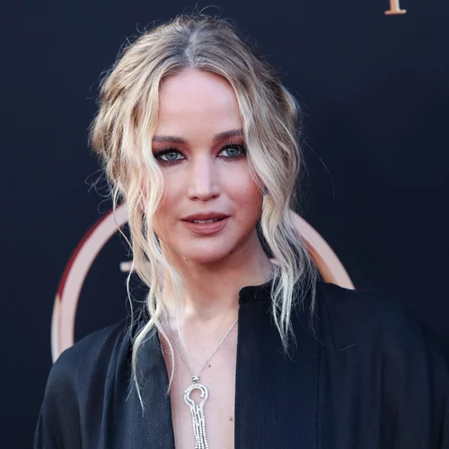 Jennifer Lawrence | Αγνώριστη μετά τη θεαματική αλλαγή στα μαλλιά της